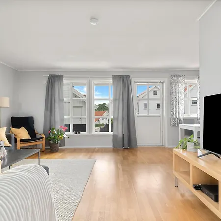 Med Elbil Lader, Naer Sjoen Og Batblass Apartman