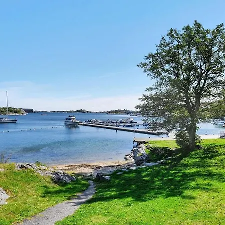 Med Elbil Lader, Naer Sjoen Og Batblass *