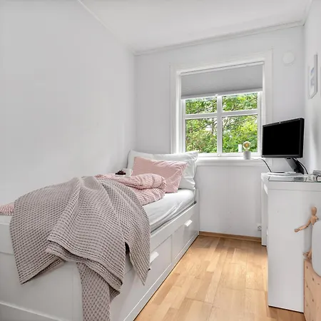 Med Elbil Lader, Naer Sjoen Og Batblass Apartman