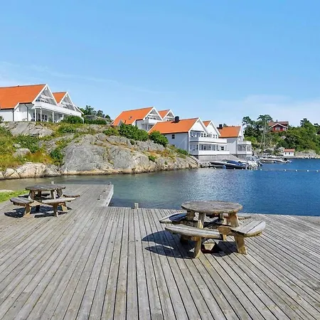 Med Elbil Lader, Naer Sjoen Og Batblass Kristiansand