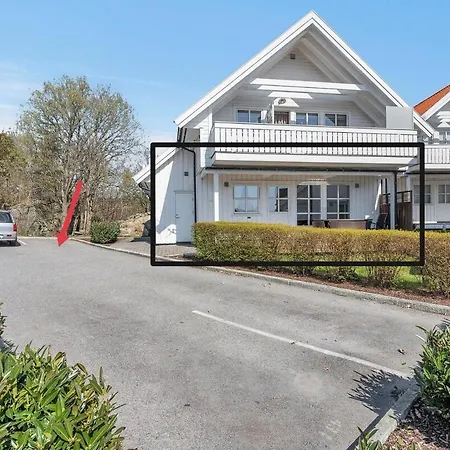 Med Elbil Lader, Naer Sjoen Og Batblass Apartament